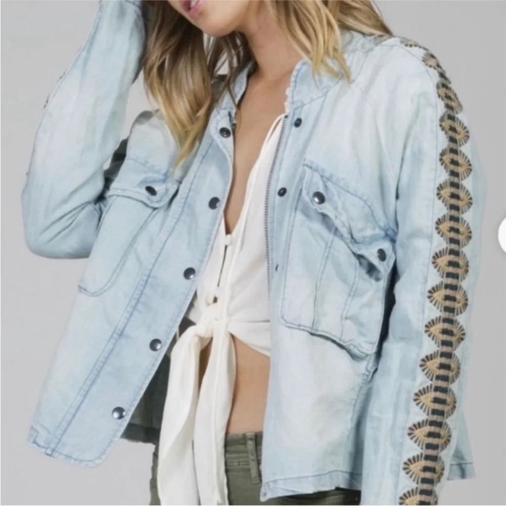 FREE PEOPLE Jacket Women Medium Denim Jean Chambray Embroidered Boho - Picture 14 of 15